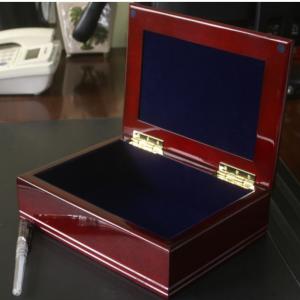 γυάλινο κουτί με πλακάκια