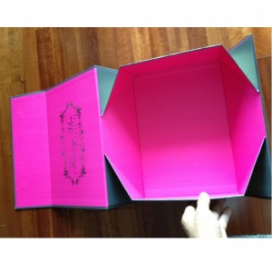 ένα κομμάτι μαγνητικό πτυσσόμενο χαρτοκιβώτιο με μέγεθος και λογότυπο