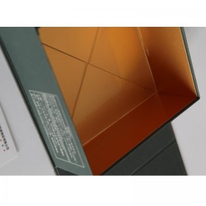 επίπεδη συσκευασία από ένα χαρτοκιβώτιο πτυσσόμενου χαρτονιού