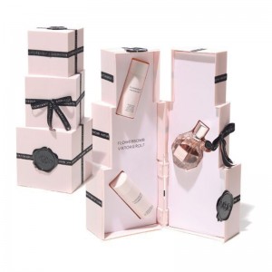 Κέικ σε σχήμα αρκετά σχεδιασμένο κουτί από χαρτόνι για καραμέλα