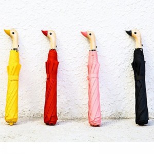 2019 Αυτόματη ανοιχτή κίτρινη πάπια ξύλινη λαβή γάντζο 2 πτυσσόμενη ομπρέλα