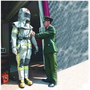 Τεχνικά ενδύματα, ενδύματα επιβραδυντικά φλόγας, στολή πυροσβέστης και άλλες λειτουργικές προσαρμογές ενδυμάτων