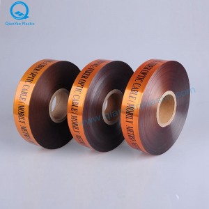 Σαουδική Αραβία ΚΙΝΔΥΝΟΣ / ΠΡΟΣΟΧΗ Υπόγεια τηλεφωνική καλωδιακή προειδοποιητική ταινία. Καλώδιο οπτικών ινών κάτω από την προει...