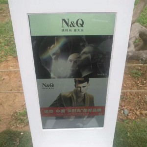 Υπαίθρια διαφήμιση Λύση Smart Solar Bench με φωτισμό LED