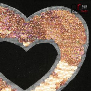 ροζ σκουλαρίκια σε σχήμα καρδιάς