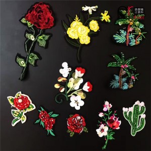 Τελευταία κεντημένο έμπλαστρο με ζωικά και λουλούδια