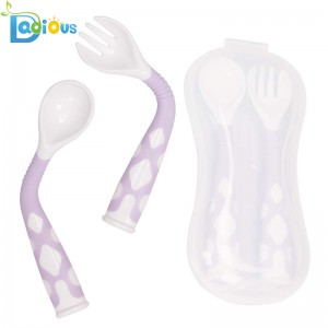 Στρογγυλεμένο και ομαλό παιδικό να πάει σκεύη Ταξιδεύοντας κουτάβι μωρό κουτάβι κουτάβια και τα πιρούνια