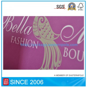 Μωβ τσάντα από χαρτί με δεμένη χειρολαβή