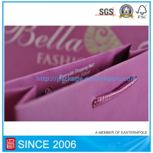 Μωβ τσάντα από χαρτί με δεμένη χειρολαβή