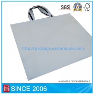 Πολυτελής τσάντα λευκού χαρτιού για ρούχα με ανεστραμμένο πάτο