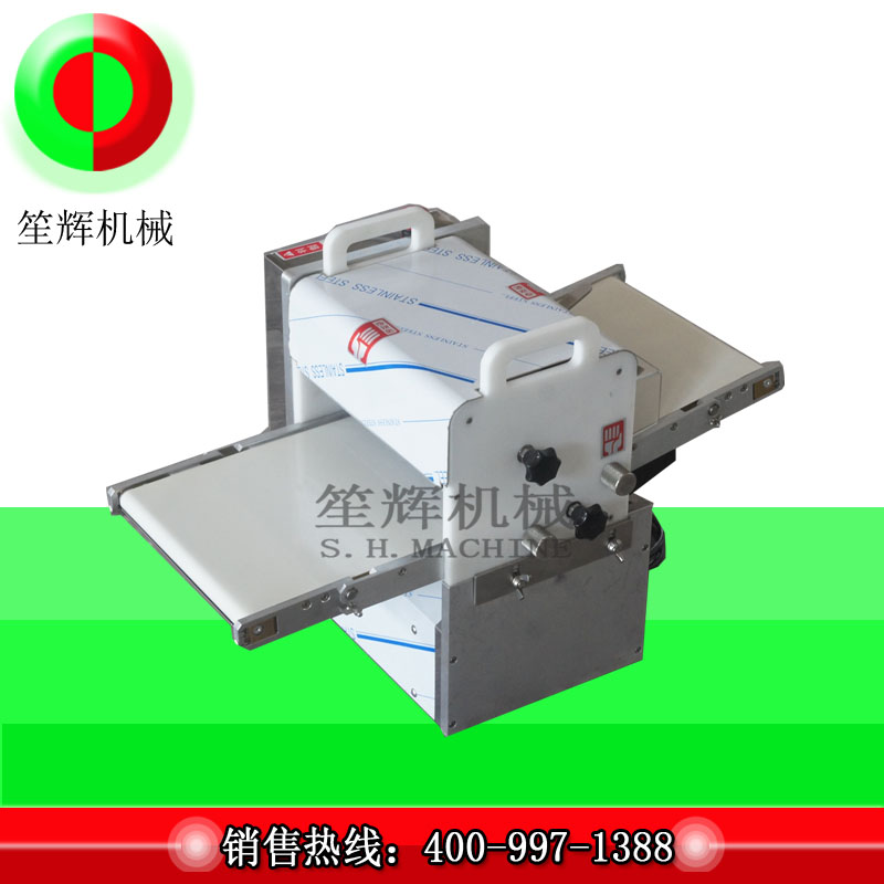 Ο μικρός κόφτης κρέατος κόβει το χοιρινό φιλέτο