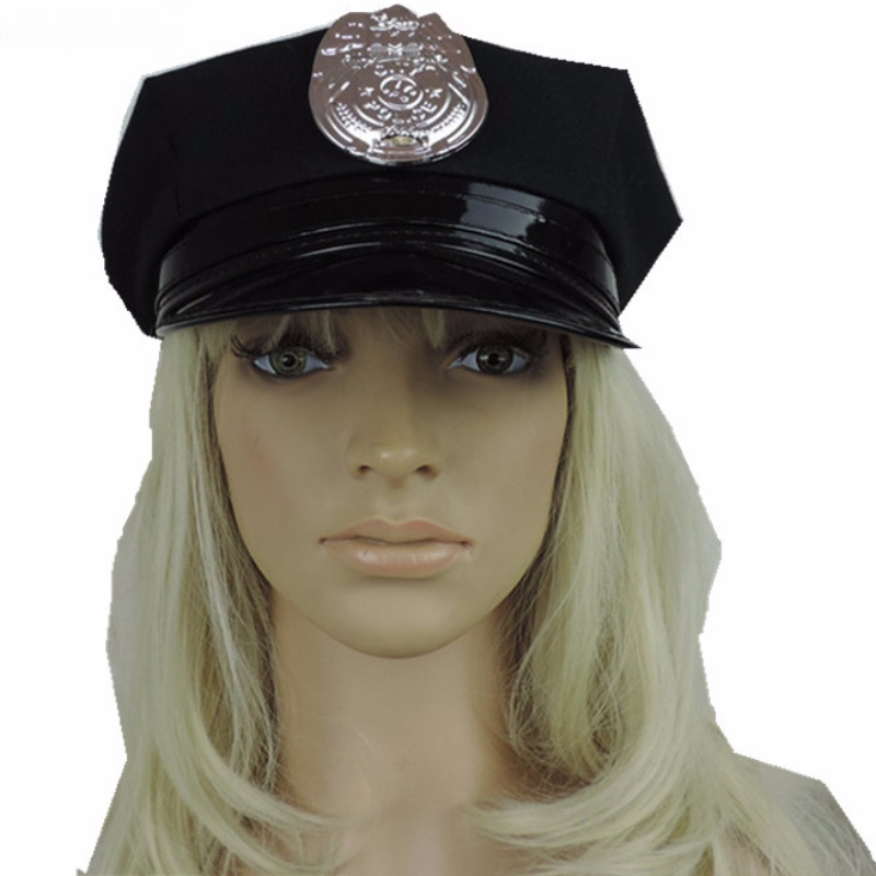Οι κατασκευαστές πωλούν μαύρα οκταγωνικά καπάκια, καπέλα με κονκάρδες, καλύμματα της αστυνομίας, καπέλα παιχνιδιών αποκριών για τα πάρτι
