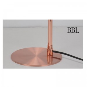 Επιτραπέζιο φωτιστικό με μεταλλική απόχρωση και λειτουργία προσαρμογής