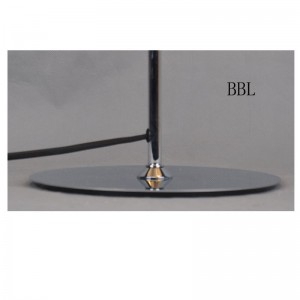 Επιτραπέζιο φωτιστικό με μεταλλική απόχρωση και επίπεδη βάση