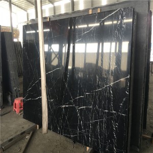 Μάρμαρο Nero Marquina σε λευκό λωρίδα