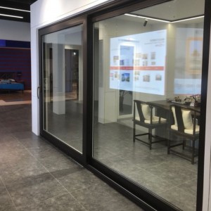 Συρόμενη πόρτα από γυαλί