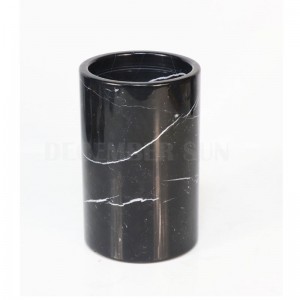 Μαύρο μαρμάρινο κρασί