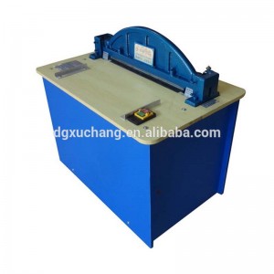 Μηχανή γροθιά σε δερμάτινο σάκο παπουτσιών