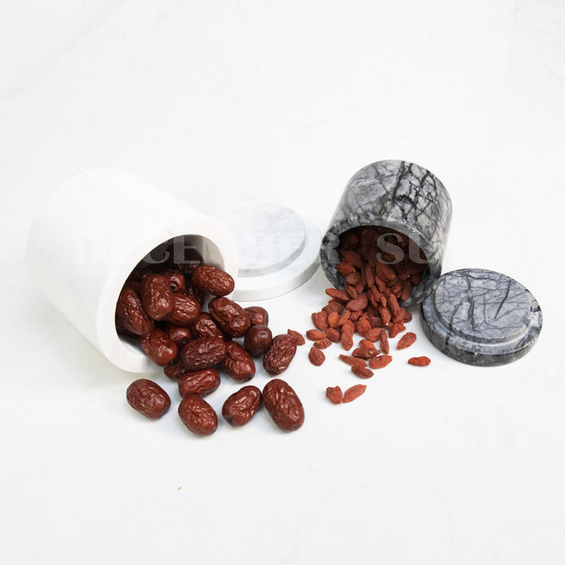 Μαρμάρινο βάζο με σκεύη μαγειρικής οικιακής χρήσης