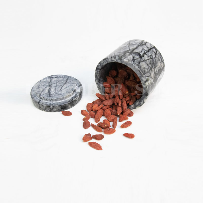 Μαρμάρινο βάζο με σκεύη μαγειρικής οικιακής χρήσης