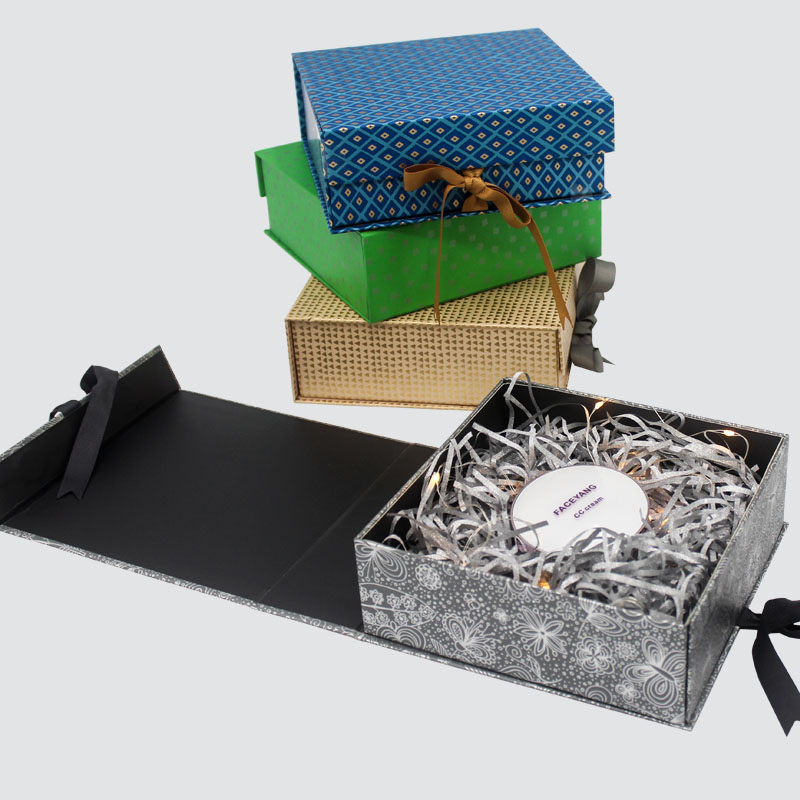 Πανέμορφο κουτί με δώρα, φαγητό, κεριά, σοκολάτα, μετάξι κορδέλα, όμορφο κουτί.