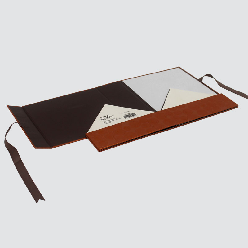 Πανέμορφο κουτί με δώρα, φαγητό, κεριά, σοκολάτα, μετάξι κορδέλα, όμορφο κουτί.