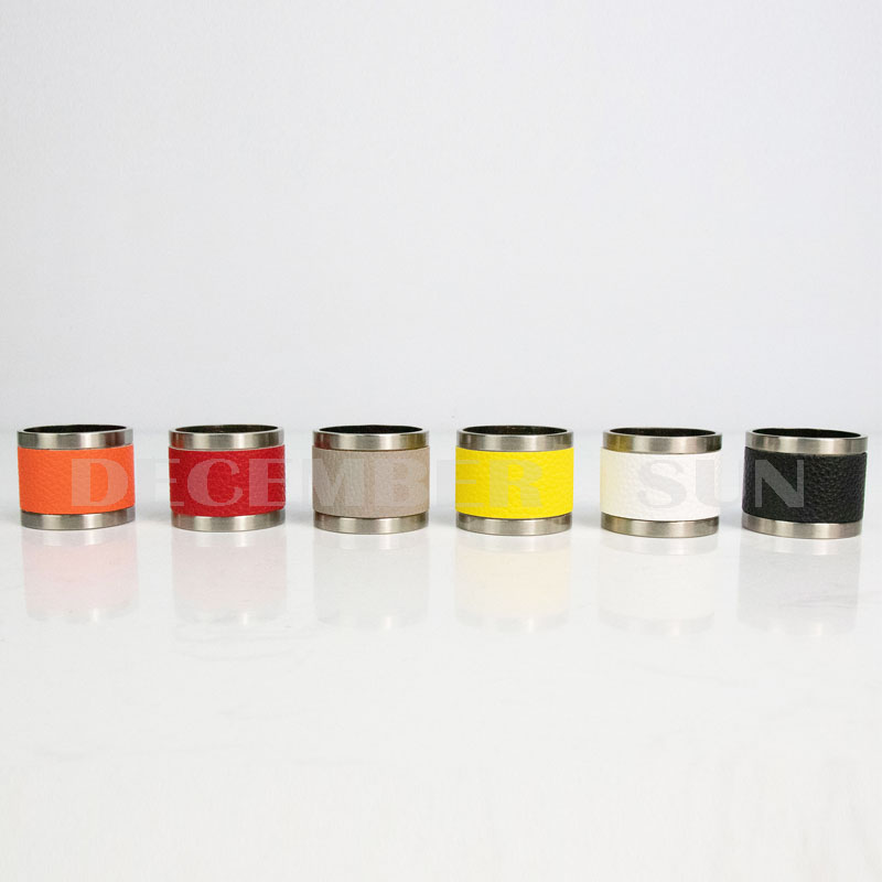 Όμορφο μεταλλικό δαχτυλίδι και δερμάτινο σερβιέτα