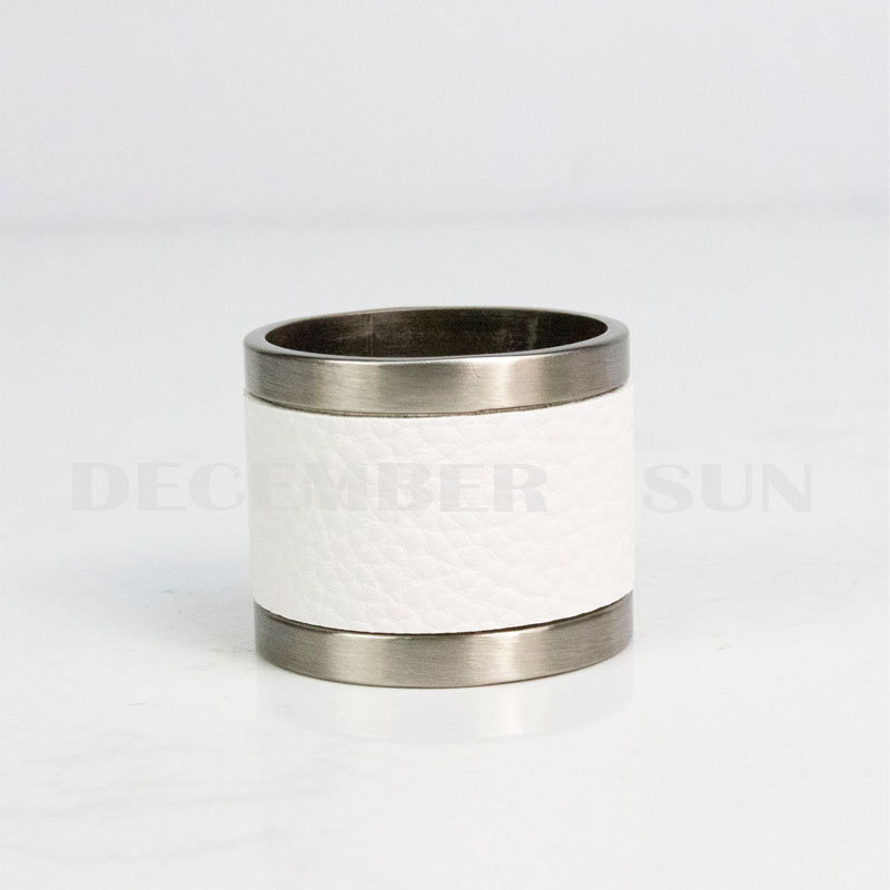 Όμορφο μεταλλικό δαχτυλίδι και δερμάτινο σερβιέτα