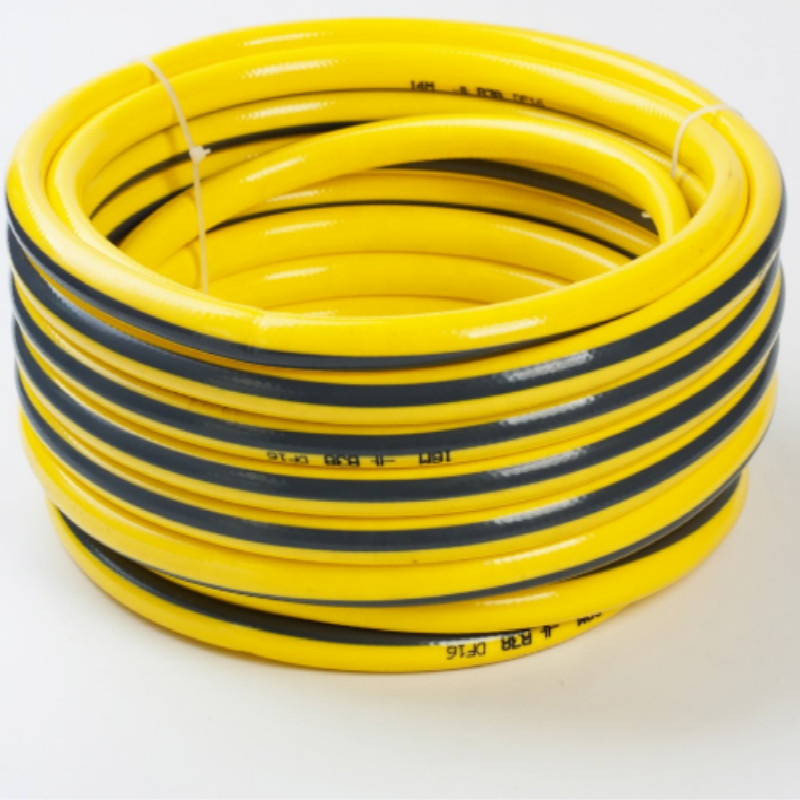 Πολύχρωμες εύκαμπτες ίνες πλεγμένες ενισχύουν πλαστικό PVC σωλήνα νερού κήπου