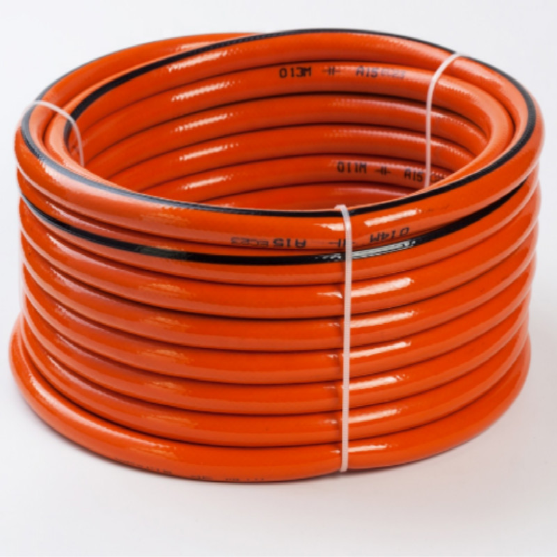 Πολύχρωμες εύκαμπτες ίνες πλεγμένες ενισχύουν πλαστικό PVC σωλήνα νερού κήπου