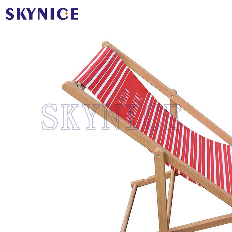 Η ξύλινη καρέκλα για κάμπινγκ.