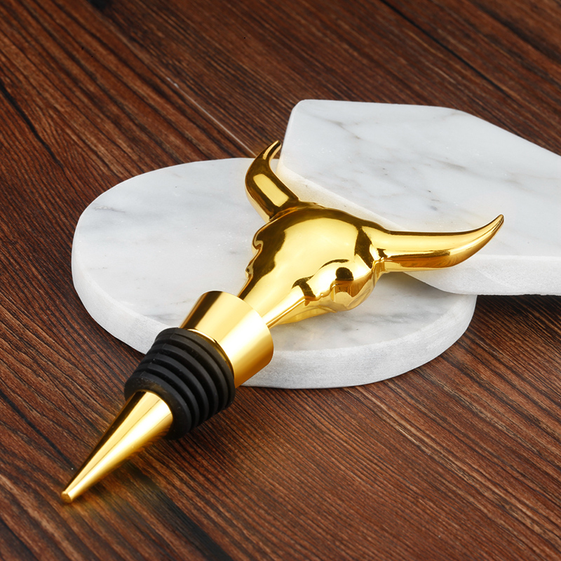 Διακοσμητική διακόσμηση κεφαλής αγελάδων σε σχήμα κρασιού