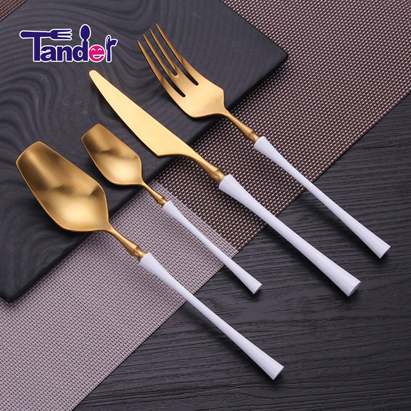 Σετ μαχαιροπήρουνα από ανοξείδωτο ατσάλι σε ροζ μέση με επένδυση από χρυσό PVC