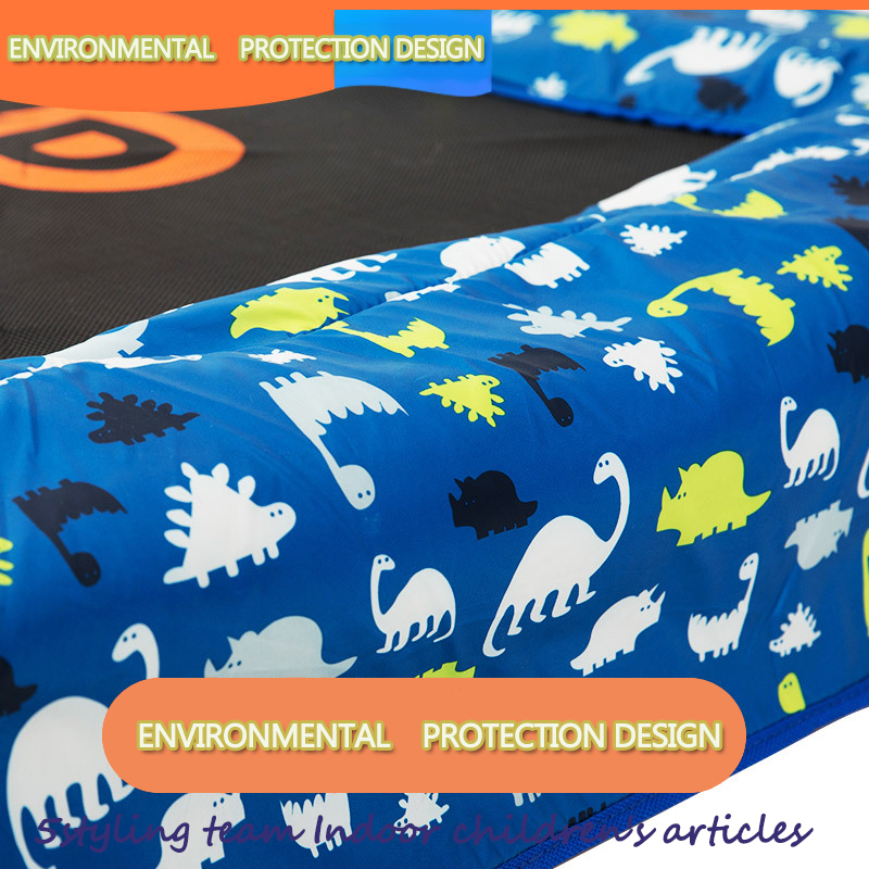 Αμερικάνικο παιδικό τραμπολίνο, τραμπολίνο, εσωτερικά εσωτερικά μικρά παιδιά που αναπηδούν, τρίβουν στο κρεβάτι, παιχνίδια γυμν...