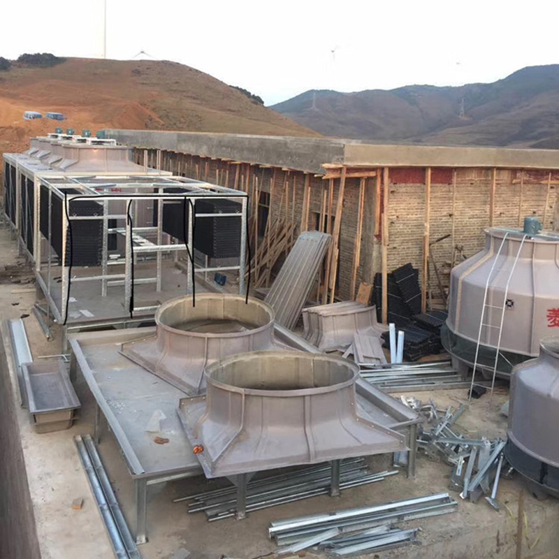 Η διαφορά μεταξύ της οριζόντιας ροής και του τετραγωνικού πύργου ψύξης της ροής μετρητών