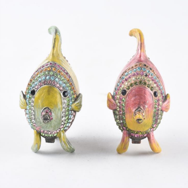 Το εργοστάσιο Γιουανιουάν ειδικεύεται στην παραγωγή ιχθύων, ευοίωνων γαμήλιων δώρων, δημιουργικής επίπλωσης και χειροτεχνίας.