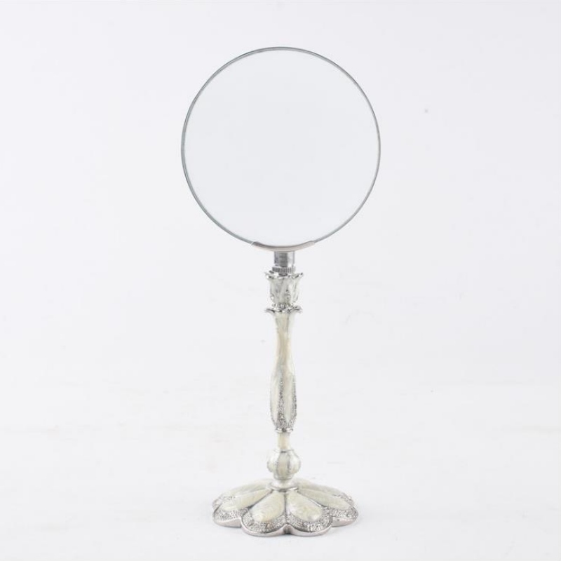 Μοντέρνα και δημιουργική διακόσμηση σπιτιού, σαλόνι, τεχνολογία κραμάτων ψευδαργύρου, μελέτη, οθόνη, μεγεθυντής μετάλλων