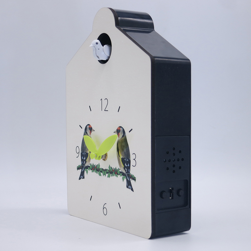 Λευκό τοίχωμα με κούκο, ξύλινο ρολόι