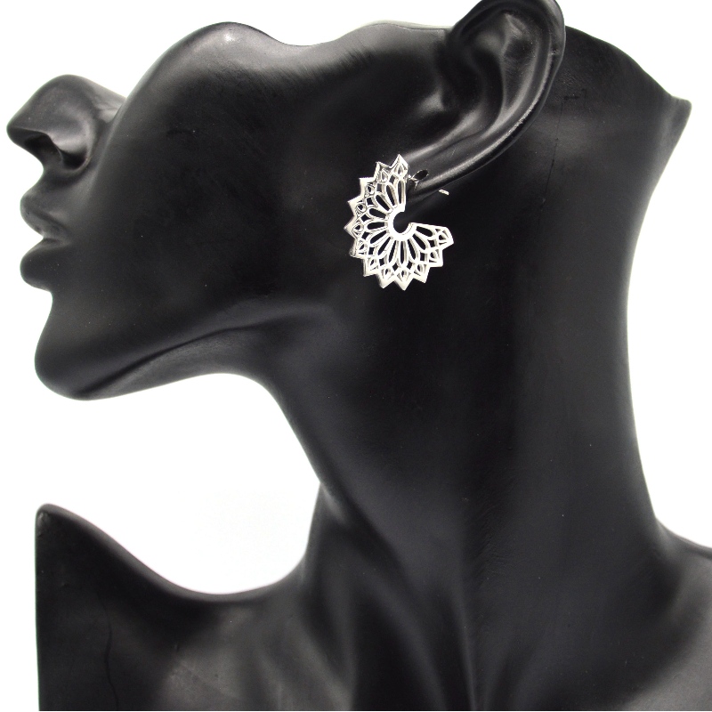 Κοίλη σκουλαρίκια και αποκόμματα από ανοξείδωτο χάλυβα