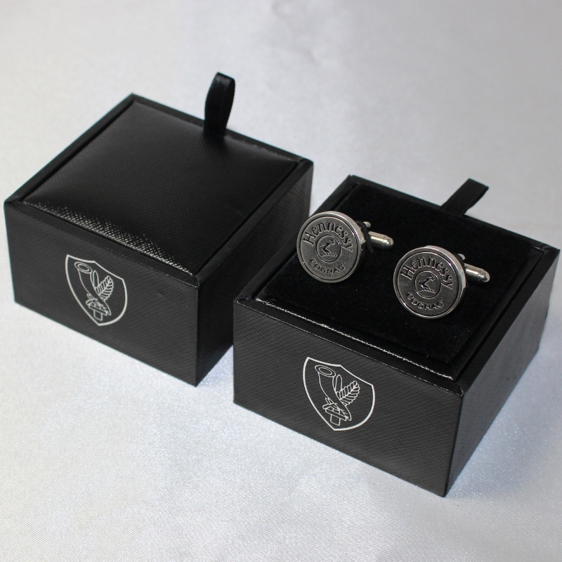 Αντικείμενο V-20S τετράγωνο δερμάτινο κουτί PU για ζευγάρια μανικετόκουμπα κ.λπ. mm. 65 * 65 * 38, βάρη περίπου 62g