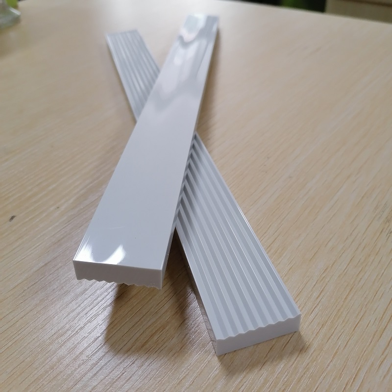 Προσαρμοσμένα πλαστικά προφίλ με επίπεδη ταινία προφίλ εξώθησης PVC με γυαλιστερή επιφάνεια