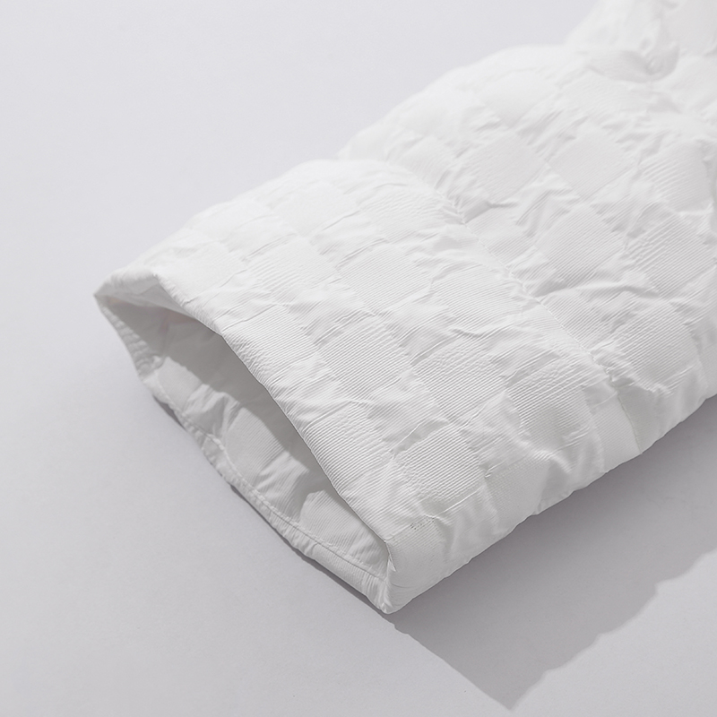 Κυρίες φουσκώνουν ζεστό παλτό