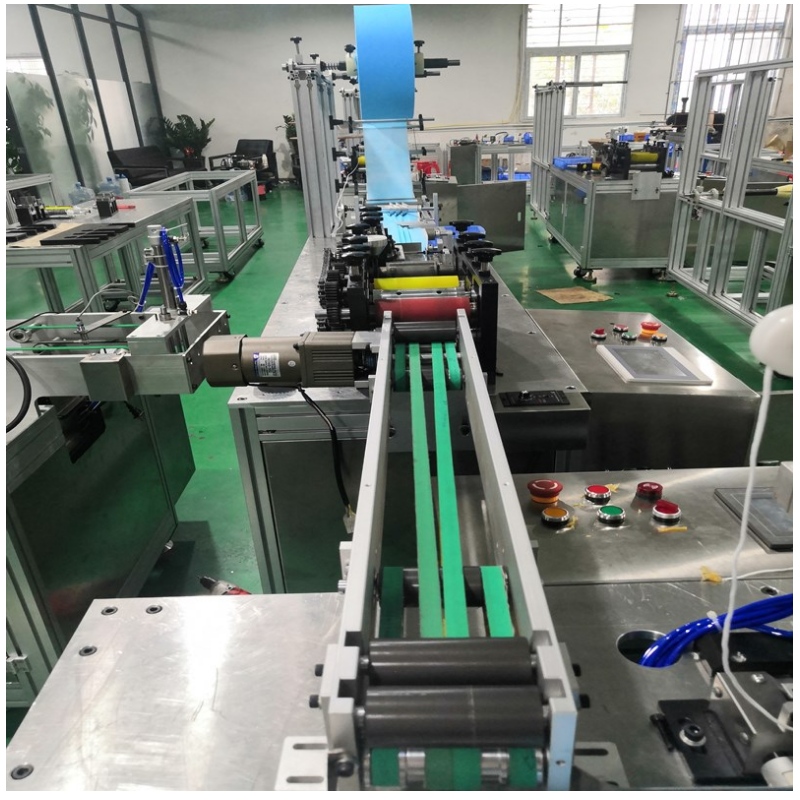 Η Κίνα έφτιαξε εργοστάσιο μηχανών μασκέ