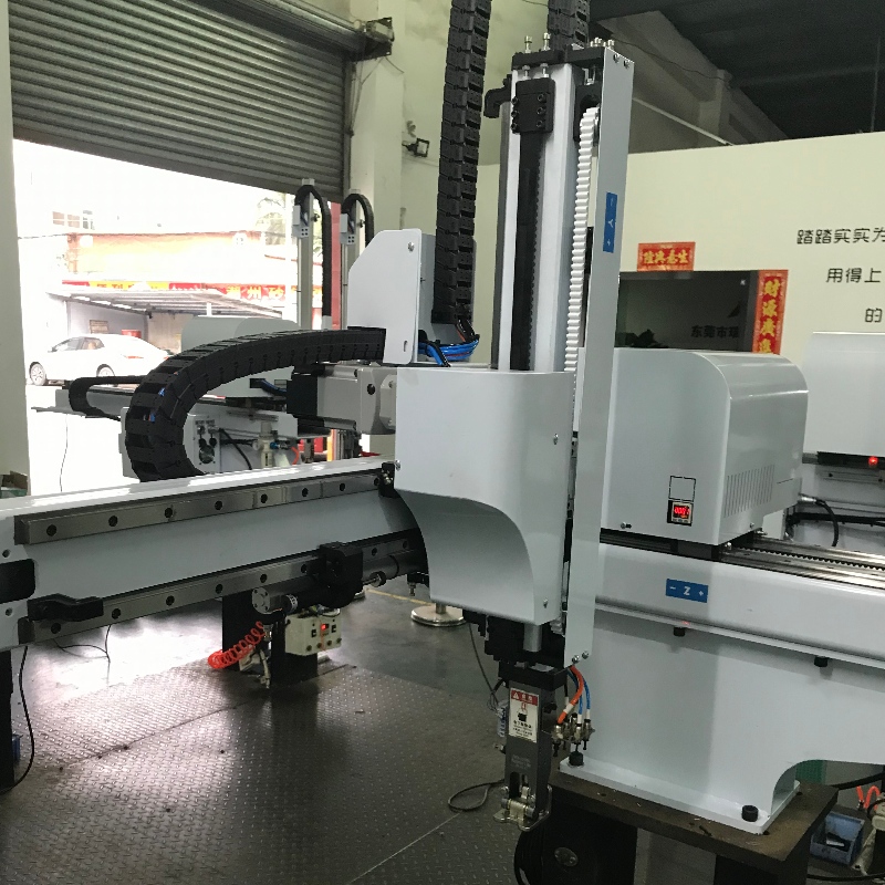 Ειδικός χειριστής τριών αξόνων για μηχανή χύτευσης με έγχυση