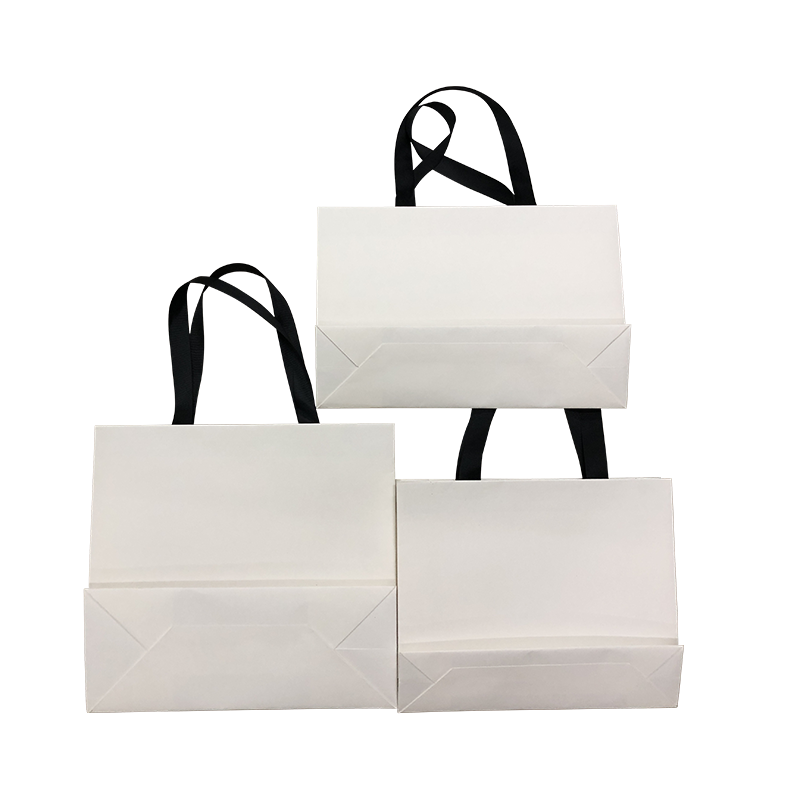 Λευκή τσάντα δώρου με λαβές σατέν με μικρές, μεσαίες και μεγάλες διαστάσεις