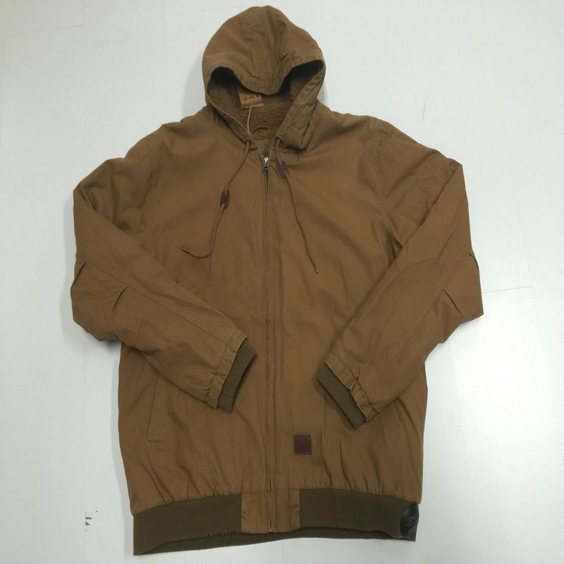 άνδρες που παραγεμίζουν κιόσκι