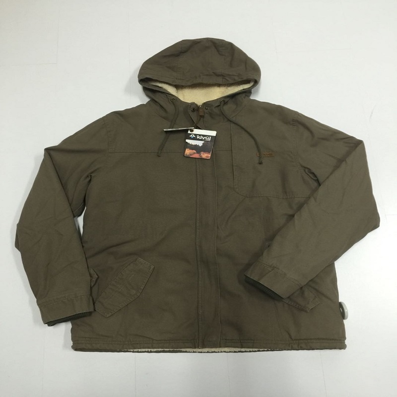 άνδρες που παραγεμίζουν κιόσκι