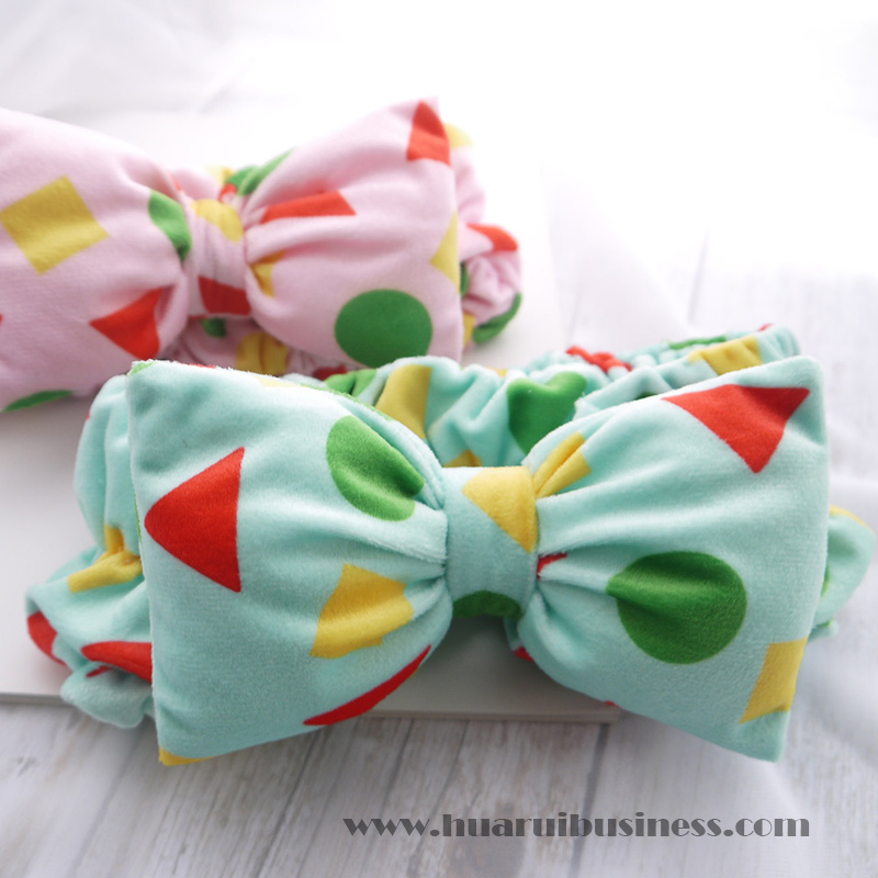 κοντό δέρας με εκτυπωτικό σνάουντ, φιλέτο, δαντέλα μαλλιών, μαντήλι