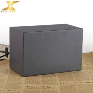 Μαύρα μεταλλικά δοχεία για τον άνθρωπο