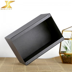 Μαύρα μεταλλικά δοχεία για τον άνθρωπο